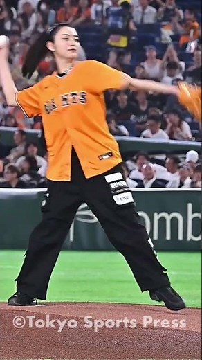 【プロ野球】2026/05/27 #巨人 × #ソフトバンク #池田エライザ がポニーテールを揺らしながら #始球式 #shorts #東スポ