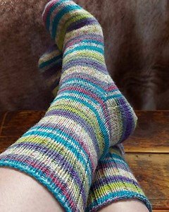 Die 5-teilige Video-Serie zum Socken stricken lernen ist online! Schritt für Schritt zeige ich, wie man ein ganz klassisches Paar Socken strickt. Ich halte mich dabei an die Sockentabelle von @schachenmayr und erkläre sie auch. Durch die Stückelung der Videos könnt ihr jede Etappe abarbeiten, ohne durcheinander zu kommen. 😍 Schaut vorbei auf meinem YouTube Kanal @carolineswelt https://youtu.be/foObGHizq-Q . . Garn Landlust Sockenwolle @lanagrossa (Werbung) . . . #carolineswelt #strickliebe #str