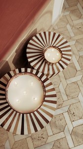 La vela Caravane, con su diseño en oro de 24 quilates, rinde homenaje a las caravanas de camellos que cruzan desiertos desde la antigüedad. Adornada con una fíbula roja y verde, aporta elegancia festiva y calidez a tu hogar. | Baobab Collection