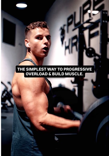 Progressive overload isn’t complicated, people just overthink it… Here’s a real example 👇 You pick a weight you can barely hit 8 reps with good form. You run 3 sets of 8 this week. Next week? Same weight → 3 sets of 9. Week after? 3 sets of 10. Then you add a set. Then you reset reps and increase the weight. That’s it. That’s progressive overload. You didn’t change exercises. You simply told your muscles, “Do a little more than last time.” That’s how muscle growth happens. That’s how you actual