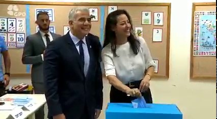 Prime Minister Yair Lapid and his wife Lihi voted this morning in Israel’s elections, at the polling station in the Ramat Aviv Gimel school, in Tel Aviv. Video: GPO | The Prime Minister of Israel