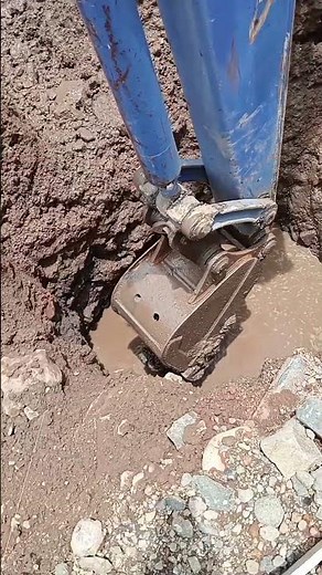 digging the foot plate foundation using an excavator #footplate #fondations