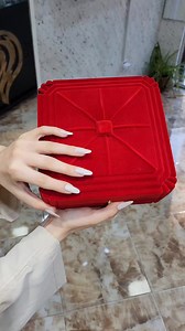 8.6K views · 255 reactions | "#ÉclatArgenté : La parure Blossom, une fusion de pureté argentée et de notes de vert éblouissantes. #ÉléganceLuxueuse #BlossomBrillante #PierresPrécieuses" | Laroche Bijoux | Facebook