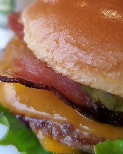 The only burger & fresh cut fry not afraid of a real close up 🤤 | Meatheads