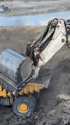 Unstoppable Force: Liebherr 9350 Dominating the Pit! ⚡🔥 #L9350 #MiningBeast #BigLoaders | Konstruksi Berat