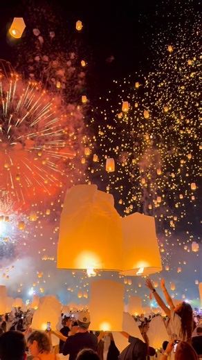 Ashley Ting 诗莉 🌷 on Instagram: "Core memory worth a lifetime ✨ still feels like a dream 💭🏮 📍Yi Peng Lantern Festival — Chiang Mai, Thailand #lanternfestival #chiangmai #thailand #travel #bucketlisttravel #yipeng #disney #rapunzel #清迈 #天灯节 #泰国 #旅行"