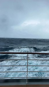 Achterbahnfahrt auf der Nordsee🌊 Als wir Mitte Oktober mit AIDAprima unterwegs waren, hat unser Kapitän entschieden, dass wir unsere Reise in Richtung Norwegen trotz starken Sturms planmäßig beginnen können. Wir hatten an diesem Tag bis zu 8 Meter Wellen und Windgeschwindigkeit über 100km/h. Ich saß den ganzen Tag auf Deck 6 im Theatrium und habe das Schauspiel beobachtet. Und wenn ihr das Schiff kennt, wisst ihr, dass es nicht so nah an der Wasserlinie ist.😁 Der erste Seetag fiel etwas bewegt