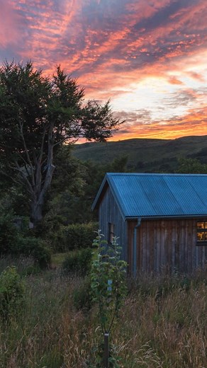 📝Sometimes a writer needs more than time. They need space. For WNT commissioned writer Siân Owen, she found hers at @_writewithin retreat. “This retreat was such a gift. I arrived full of tangled thoughts-a messy mind. But the minute I arrived I felt myself come down the gears. I have a busy brain and I was getting in my own way. But the views, the peace, the skies, the safe space of the hut soon started to work it's calming magic. I walked, I thought, I read and then I could start writing. The