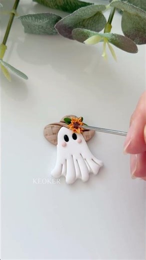 👻☀️This little ghost rocking a sunny hat — so pretty, right?