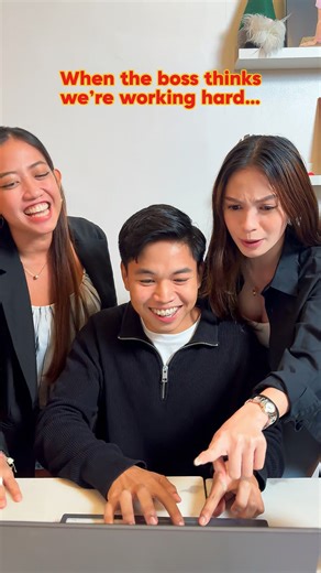 Plot twist: the team isn’t brainstorming… they’re Texas-Roadhouse-ing 💻➡️🍖 Enjoy your Roadhouse favorites with our Solo Plates - delivered FREE via texasroadhouse.bistrodelivers.com.ph Also available in GrabFood and FoodPanda. #TexasRoadhousePH #ByTheBistroGroup | Texas Roadhouse Philippines