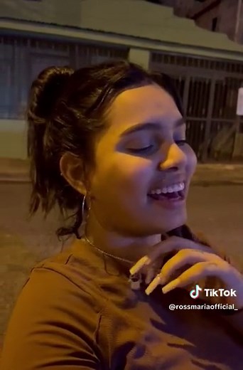 Ana Ross y Rosa María: Música en Vivo y Canciones