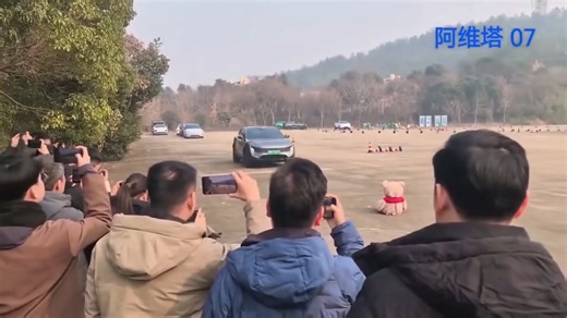 Đúng là thương hiệu đắt tiền nên cảm biến cũng ngon hẳn 🐤 Cả Xiaomi và Tesla cùng test phanh tự động khẩn cấp, kết quả là cán không trượt phát nào vì khả năng các xe tự nhận diện được vật cản đều là giả =)))) | Otofun