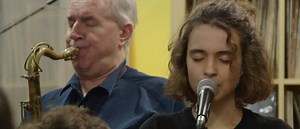 2018 shiny stockings ( Frank Foster ) adaptación Alfons Carrascosa del cd Joan Chamorro presenta Alba Armengou ( 11º de la colección) primer video de la serie THE JAZZHOUSE SESSIONS ALBA ARMENGOU ( voz) JOAN CHAMORRO ( dirección) SCOTT HAMILTON ( invitado especial , saxo tenor ) Joan Martí, saxo alto Joana Casanova, saxo alto Marçal Perramon, saxo tenor Èlia Bastida, saxo tenor Alba Esteban, saxo baritono Joan Mar Sauqué, trompeta Victor Carrascosa, trompeta Elsa Armengou, trompeta Joan Codina, 