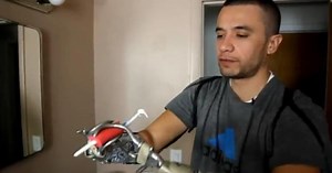 Double-hand amputee finds joy in helping others via YouTube