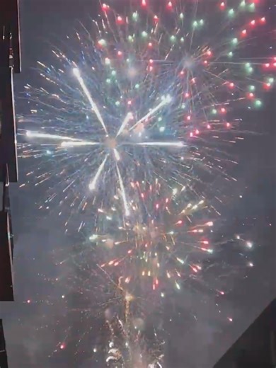 Bizarre Timing van Professionele Vuurwerkshow in de Wijk