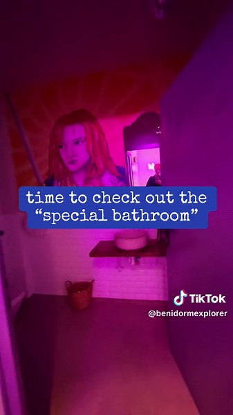 this burger joint is such a dreamy location! just one street off poniente beach, it’s the perfect excuse for an afternoon beach walk followed by the best burger in benidorm (in my opinion…especially as a veggie). it’s a MUST see! #benidorm #benidormtiktok #ponientebenidorm #travelfoodie