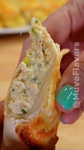 Rollitos de pollo cremoso😋✨Ingredientes:🛒📝180 gr de pollo previamente hervido y mechado (1 pechuga de pollo aproximadamente) 120 gr de queso mozzarella (1 taza) 80 gr de queso crema (1/3 taza) 2 Cdas de cilantro fresco (cortado pequeño)2 bastones de cebollín (cortao pequeño)1/2 Cdita de Sal 1/4 Cdita de ajo en polvo 1/4 Cdita pimientos en polvo 1 pizca de pimienta 6 tortillas de harina Para pincelar:1 huevo1 Cda de leche líquida Queso mozzarella (65 gr) Temperatura de horneado: 180 °C (356 °F