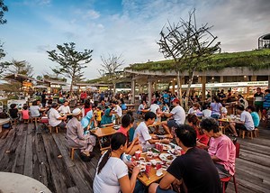 When the hunger pangs come calling, hawker centres in Singapore are your best bet for affordable local cuisine
