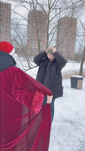 Дед Мороз шалун🎅 #забавные #юмор #шуточное #прикол #смешновидео #угар #смехпродлеваетжизнь #пранк