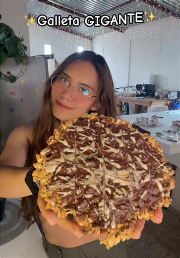 Esta receta fue la primera que me pidieron que les compartiera en TikTok 💖 La amo por crujiente, fácil y chocolatosa 🤭 Ig: marianaagarces Receta 1/2 taza de avena en hojuelas 1/3 taza de nueces 1 huevo Opcional chocolate semi amargo o sin azúcar para decorar 🫰🏻 Si quieres comenzar a mejorar tus hábitos pero no sabes por dónde comenzar, YA ESTÁN ABIERTAS LAS INCRIPCIONES PARA EL RETO ¡VOY POR MI MEJOR VERSIÓN! Edición ABRIL 🌼🌊 Con rutina para casa o gym GRATIS ‼️se adapta a la dieta familia