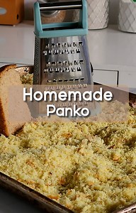 Homemade Panko! 🍳 Today we are not only showing you how to make your own homemade panko 🇯🇵, but we are also showing you how to make “Milanesas a la Napolitana” at home! 🔥 Making your own panko at home is one of the easiest ways in which you can use your leftover bread loaves. Panko and regular bread crumbs have two things that differentiate them from one another, and that is the fact that panko is dryer and has a flakier consistency. To make your own panko you just need a grater! We are grat