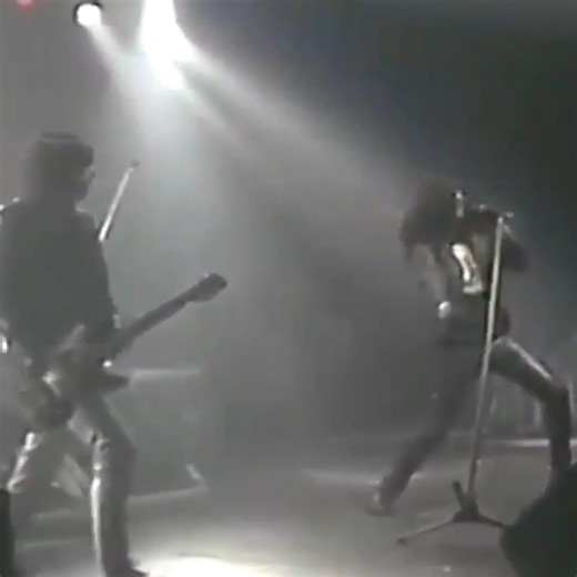 RAMONES - Blitzkrieg Bop | Ramones Forever