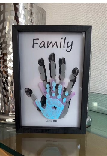 Wir haben einen Bilderrahmen mit vier einzelnen Acrylglas-Einsätzen gestaltet und jede Scheibe mit einem Handabdruck versehen – zuerst mein Mann, dann ich und anschließend unsere Kinder. ✨ Das Geniale daran: Da jede Scheibe einzeln ist, konnten wir die Handabdrücke mehrmals neu machen, bis wir wirklich zufrieden waren – ganz ohne Stress. Zum Schluss habe ich noch ein dezentes Deckblatt am Computer gestaltet und dahintergelegt. Jetzt haben wir die Handabdrücke unserer Familie als zeitlose Erinner