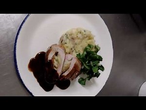 Nadívaná vepřová kotleta s pikantní klobásou a zelím