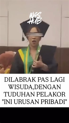 Warga gading serpong on Instagram: "GIMANA TANGGAPAN WARGA? Prosesi wisuda di Ballroom Hotel Claro, Kendari, pada Senin (1/12/2025) mendadak ricuh setelah muncul karangan bunga dengan pesan tuduhan pelakor yang ditujukan kepada salah satu wisudawati berinisial TA. Karangan bunga itu dikirim seseorang berinisial RSK. Ketegangan makin memuncak ketika prosesi wisuda. RSK mendatangi TA dan menuduhnya sebagai “perebut laki orang”. Dalam video yang viral, RSK bahkan menarik TA sebelum akhirnya dilerai