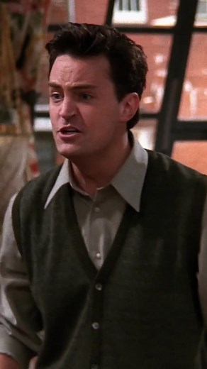 They don’t know that we know they know we know... #friends #friendstv #friendstvshow #chandlerbing #monicageller #phoebebuffay
