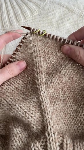Asa fac si eu inmultirea inainte si dupa linia raglanului. Video preluat( pinterest) #knitting #tutorial #handmade #knittiing #handcrafted #diyprojects #knit #knitting, #knitpatterns, #crafting, #knittinginspo, #handmade, #yarncraft | Atelierul Victoriei.