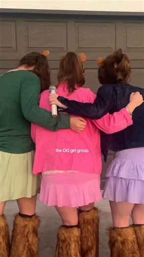 Valeigha on Instagram: "Chipettes were my girl group growing up 🎤 #alvinandthechipmunks #chipettes #halloween #halloweencostume #halloween2025 #sistergoals #girlgroup"