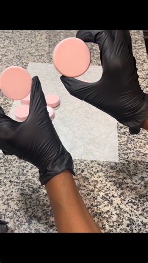 I’m testing out a new mold that makes the Oreos thinner than the regular ones less chocolate, easier to eat, and still just as yummy 😋 I need your opinion! 👇🏾 Would you rather the classic thick Oreo molds, or try these new thinner ones? Watch the tutorial and let’s talk about it in the comments 💬 #SimplySweetCLT #ChocolateDippedTreats #OreoTutorial #chocolatecoveredoreos #oreocookies | Simply Sweet CLT