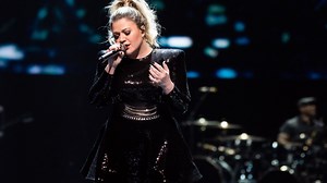 Watch Kelly Clarkson Perform Show-Stopping Cover of 'Shallow'