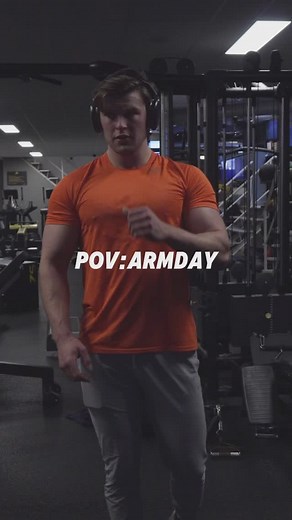 Sundays are for armdays…👇 Superset 1: Bicep cable curls 3x12 Tricep extension 3x12 Superset 2: Behind the back cable curls 3x12 Overhead tricep extension 3x12 Superset 3: Weighted dips 2x 10 rest-pause set Barbell preacher curls 2x 10 rest-pause set Superset 4: Barbell skullcrushers 2x8 Rope hammercurls 2x10 #armday | Emanfi