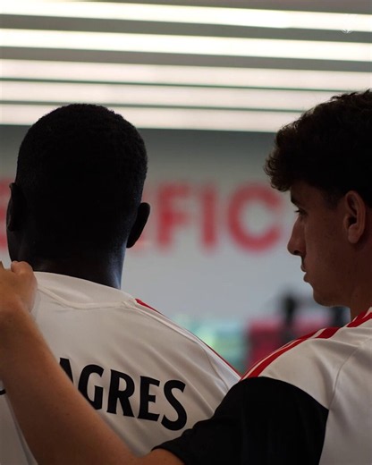 Vale o que vale mas parece me que a comunicação do Benfica tem tentado tirar Marco Silva dos holofotes nestes conteúdos e, no geral, concordo com isso.Não tem tanto a ver com a sua personalidade como com a de Mourinho, por exemplo, e, do ponto de vista do adepto, já estou um bocado farto de estrelas mundiais no banco que depois se justificam demasiado nos seus insucessos, ou de Bruno Lage a partir um jogo com o AFS com duas substituições absurdas e começar a gritar para dentro de campo como show