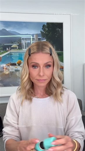 Kelly Ripa on Instagram: "The @lorealparis Magic Root Cover Up is my lifesaver between colorings. Roots be gone! It looks like magic...but it’s just a little spray! There’s nothing faster. It covers my grays in seconds! #lorealparispartner #lorealparishaircolor"