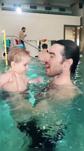 Babies are Amazing 🤩 #amazing #baby #babyswimming #swimming #tiktok #waterbaby #poolday #babiesoftiktok #dadoftiktok (via@romacharlene)