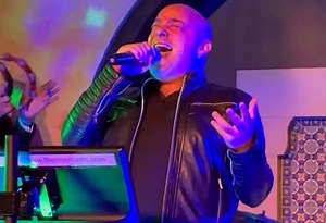 Watch: DISTURBED's DAVID DRAIMAN Sings METALLICA, LED ZEPPELIN Classics At NITA STRAUSS's Wedding