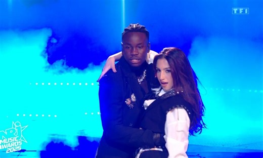 NRJ Music Awards 2025 - Jungeli & Lenie chantent " A tes côtés"