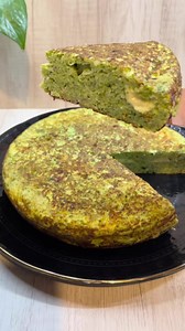 Súper Receton! Fácil y rápida Tortilla de brócoli! Ingredientes: 1 brócoli 2 cebollas 2 dientes de ajo Opcional feta de jamón Sal y orienta a gusto 5 huevos 100 g de muzzarella Para receta use mi hemrosa sartén antiadherente de Fournee Oficial | matycocina