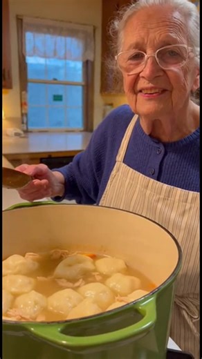 Homemade Chicken and Dumplings, just like Grandma used to make. I don’t have an exact “recipe,” but here’s my method. FULL RECIPE 💬👇 | Country Cooking