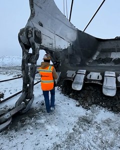 268K views · 1.4K reactions | With the ability to carry over 200 tons of earth in a single attempt, this is one of the largest earth movers in the world  | UNILAD | Facebook