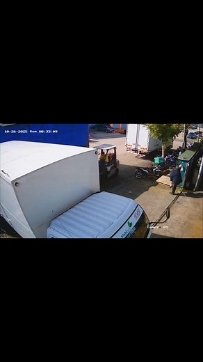 今天在工厂发生了惊险一幕!part 2 我们工厂位于斜坡,一辆运输罗里在卸完半 车货后准备前进U转, 没想到brake pump 坏了进不到牙,handbrake也断了刹车也失灵,整辆罗里失控倒退, 直冲下坡! 就在大家心跳几乎停止的瞬间，它撞上另一辆罗里才终于停下! 幸好有惊无险,没人受伤,都是不幸中的大幸! 真是吓出一身冷汗的一天! #CITY吃喝玩乐 #关丹新闻美食CITY | Eddy Ng