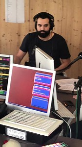 Yassine Bellatar fait une belle surprise à Claude Fournier en lui donnant RDV sans rien lui dire à Nova et il se retrouve l'invité principal de son émission "les 30 glorieuses" avec une imitation de Benjamin Tramié "à se pisser dessus" (pour rester dans le ton). | Editions du Net