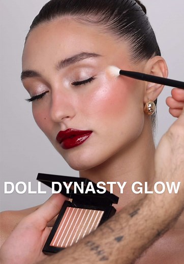 Enhance Your Look with Gradient Highlighters - DOLL DYNASTY Glow
