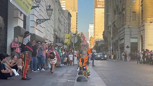 Nuevamente junto a Mimo Loisen nuestra oficina, en el patio de la casa. La plaza que nos entregó las alas para volar por el mundo. Siempre es hermoso volver al origen y jugar como cuando éramos unos principiantes. Gracias Mimo Flandersillo por ayudarnos con este registro que quedará por siempre en mi corazón. Disfrútenlo mi gente, un regalo. NO STOP… | Karcocha Street Art