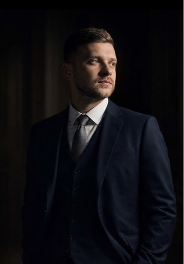 Old money cinematic portrait photo, or how to make your LinkedIn profile pic 😎 Prompt in comments / Telegram. #photoideas #prompt #chatgpt #linkedin #profilepic