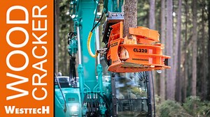 Die Baumschere schneidet Bäume mit einem Durchmesser bis zu 400mm im Weichholz und 320mm im Hartholz. Mit dem Kobelco-Bagger und seinem Kurzheck ist das Manövrieren zwischen den Bäumen problemlos möglich und lässt die Arbeit noch mehr Spaß machen. Die Baumschere Woodcracker® CL320 am Bagger ist eine vielseitige Kombination für viele Einsatzmöglichkeiten. | Westtech Woodcracker