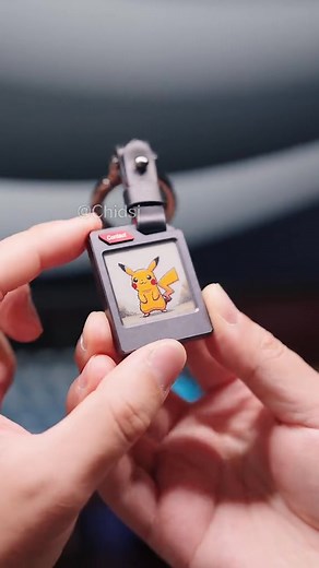 “My keychains look cool but do absolutely NOTHING ” But not this one  If you wanna keep track of your keys, camera, backpack, luggage, or even your pet, you gotta try this new e-ink GPS tag. It syncs perfectly with the Find My app on your iPhone  It’s a fun, customizable little gadget and such an easy gift idea for anyone this holiday season  | Likeloised | Facebook